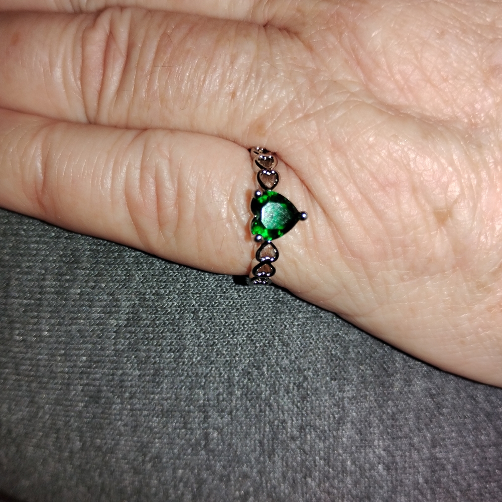 Elegant Green Heart Ring